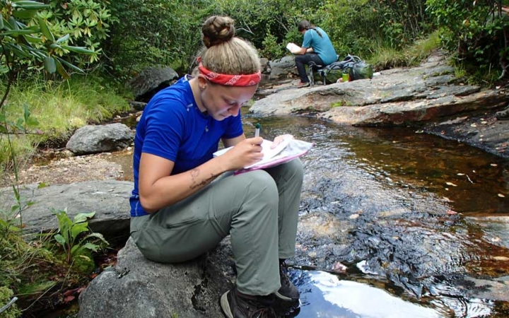 student sets goals on outdoor leadership course